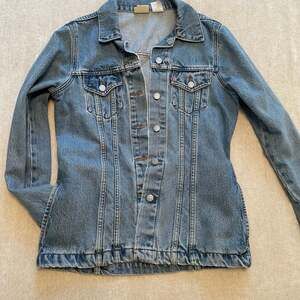 Levi's Red Tab Lightwash  Denim Fitted Trucker Jacket Sz6/S